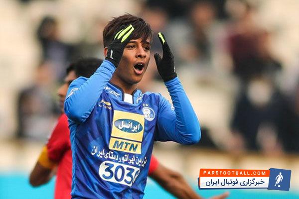 بازیکنان استقلال پیروزی برابر صنعت نفت را به مهدی قائدی تقدیم کردند