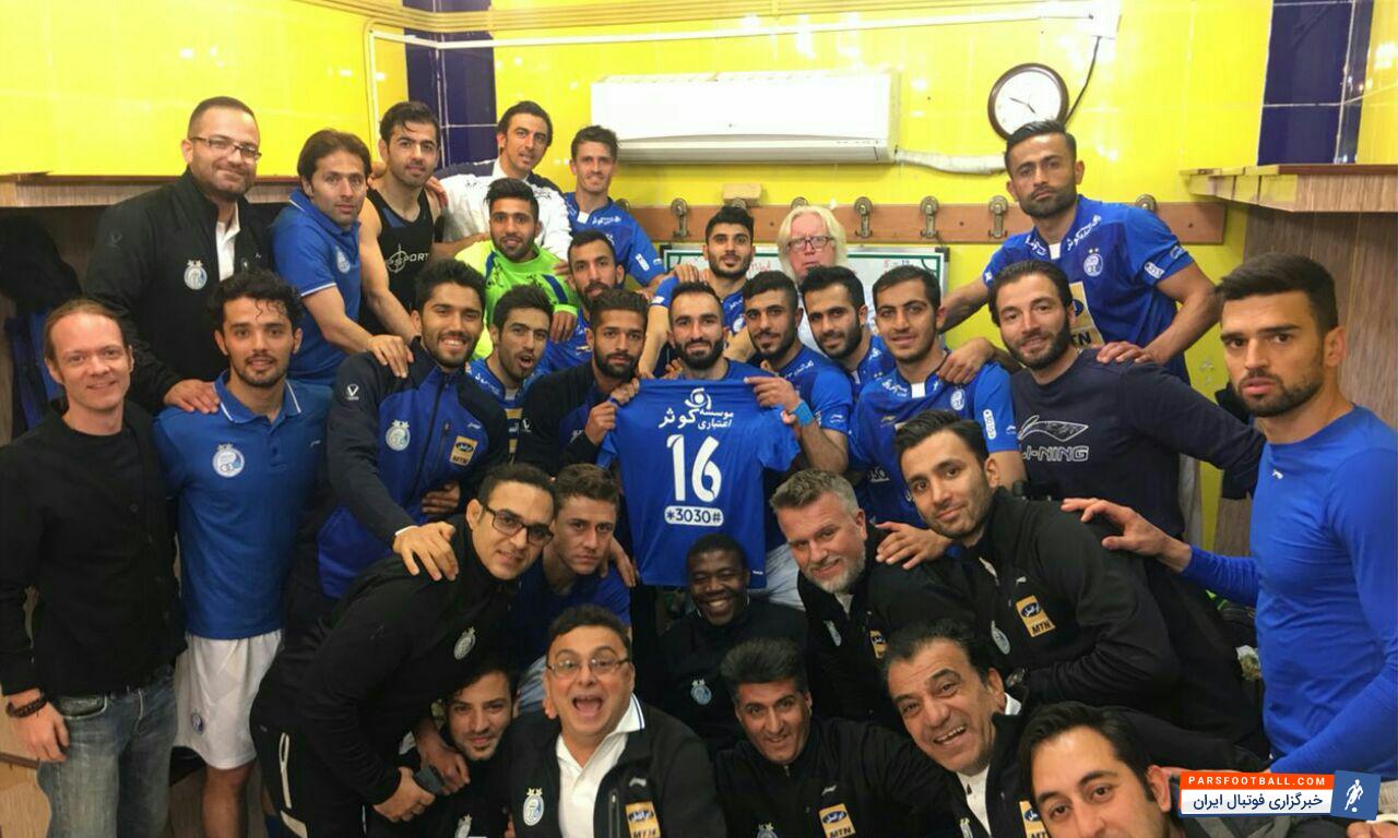بازیکنان استقلال پیروزی برابر صنعت نفت را به مهدی قائدی تقدیم کردند