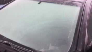 آب و الکل، روشی مناسب برای پاک کردن شیشه یخ زده ماشین ؛ پارس فوتبال