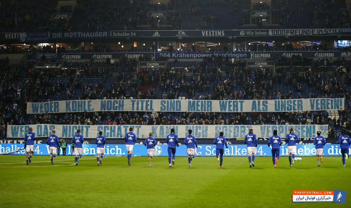 بنر اعتراضی هواداران شالکه برای گورتسکا