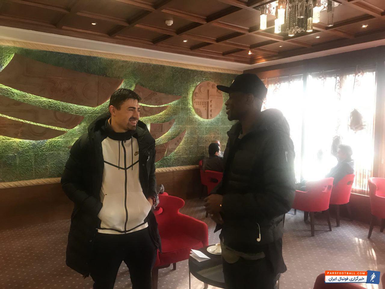 بویان نایدنوف و مامه بابا تیام  ، دو بازیکن جدید استقلال که هم اکنون در هتل المپیک اسکان داده شده اند امروز در لابی این هتل دیدار صمیمانه ای با هم داشتند.