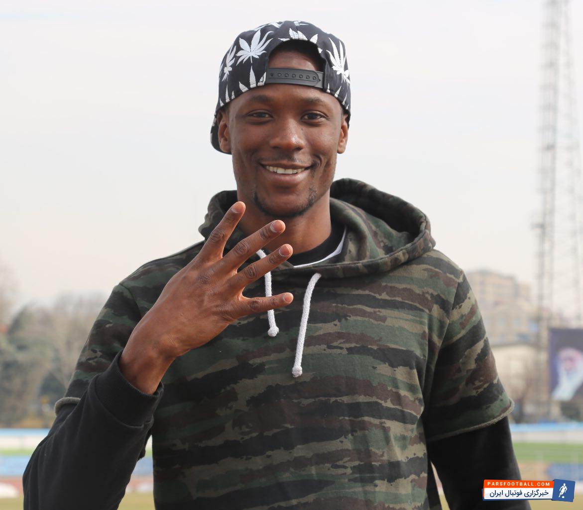 مامه تیام مهاجم سابق یوونتوس و مهاجم سنگالی استقلال هنوز با این تیم قرارداد امضا نکرده، کری خوانی خود را برای تیم رقیب آغاز کرد.