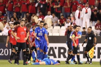 تاباتا در دیدار برابر استقلال ابتدا گل به خودی زد سپس گل زد و در نهایت اخراج شد