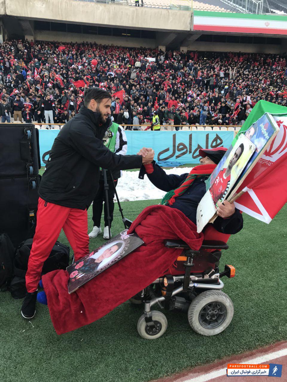 عمو موسی سلامت جانباز پرسپولیسی در حاشیه دیدار پرسپولیس و سپاهان از مسائلی مانند تاخیر در آمدن ماشین آسایشگاه بعد از بازی و در هوای سرد زمستانی گلایه داشت.