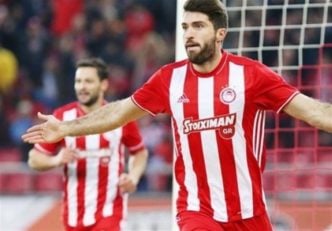 کریم انصاری فرد مهاجم المپیاکوس در مدارس آتن مرتبط به باشگاه حضور پیدا کرد