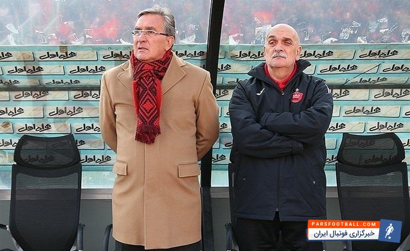 پرسپولیس - برانکو - زلاتکو -یکی از هواداران تیم پرسپولیس پس از پایان تمرین امروز (یکشنبه) برای برانکو هدیه جالبی آورده بود.او چهره برانکو را روی یه تابلو نقاشی کرده به وی تقدیم کرد.