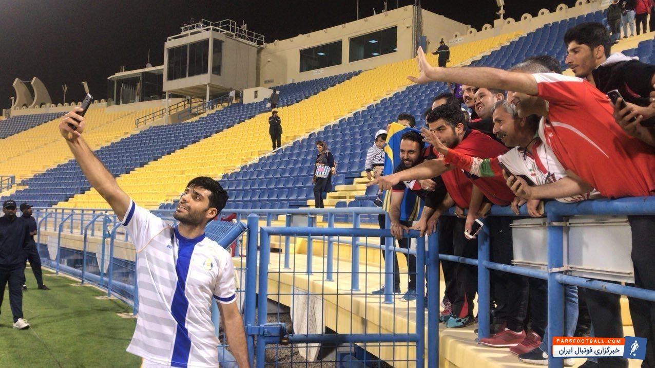 چند تماشاگر ایرانی که برای حمایت از تیم تراکتورسازی راهی ورزشگاه شده بودند، در پایان بازی با مهدی طارمی عکس یادگار انداختند.