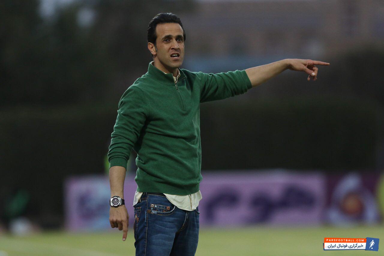 علی کریمی سرمربی سپید رود بعد از برد برابر سایپا با کعبی به جشن گرفتن پیروزی پرداختند