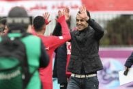 علی کریمی سرمربی سپید رود بعد از برد برابر سایپا با کعبی به جشن گرفتن پیروزی پرداختند