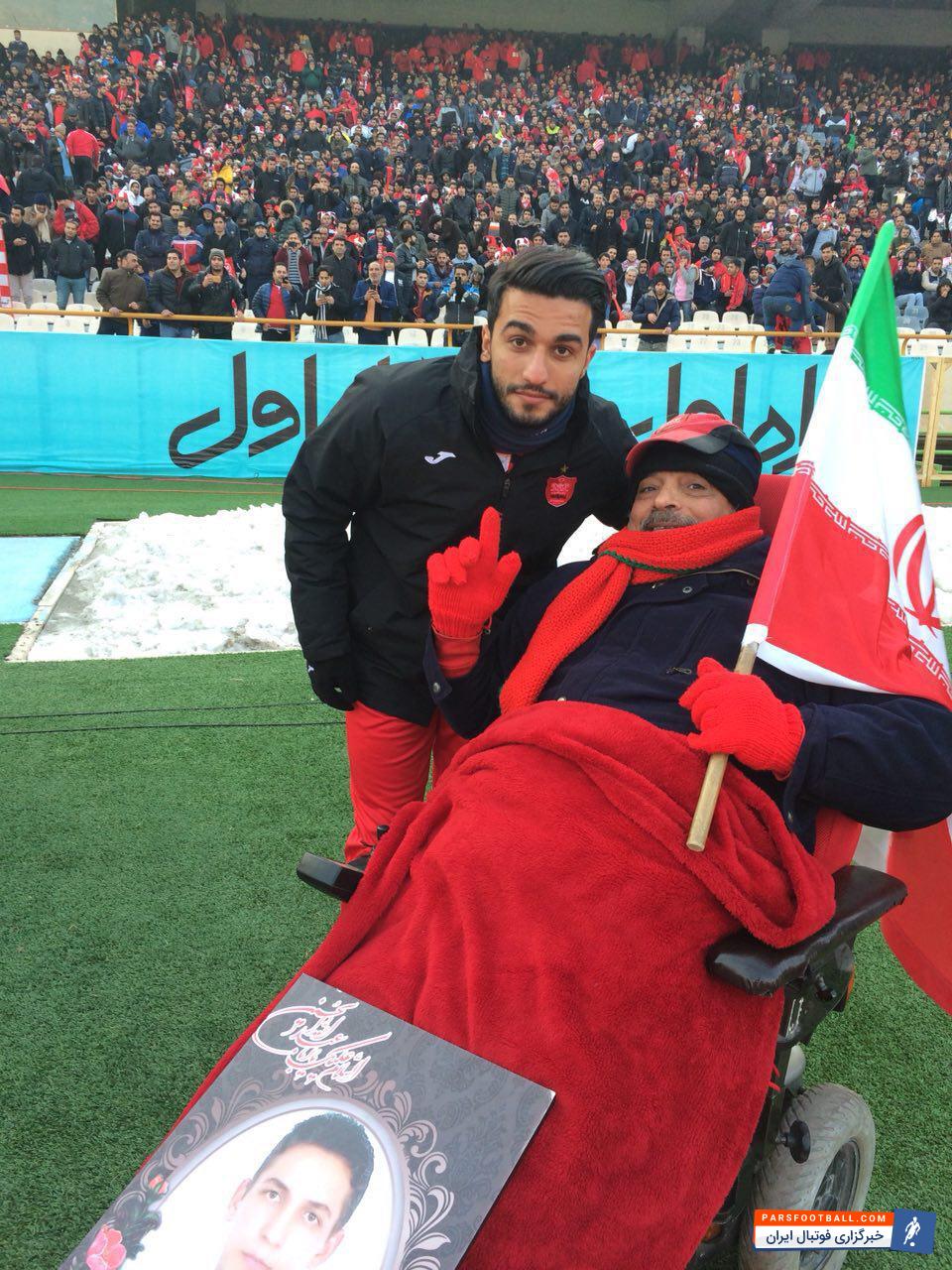 عمو موسی سلامت جانباز پرسپولیسی در حاشیه دیدار پرسپولیس و سپاهان از مسائلی مانند تاخیر در آمدن ماشین آسایشگاه بعد از بازی و در هوای سرد زمستانی گلایه داشت.