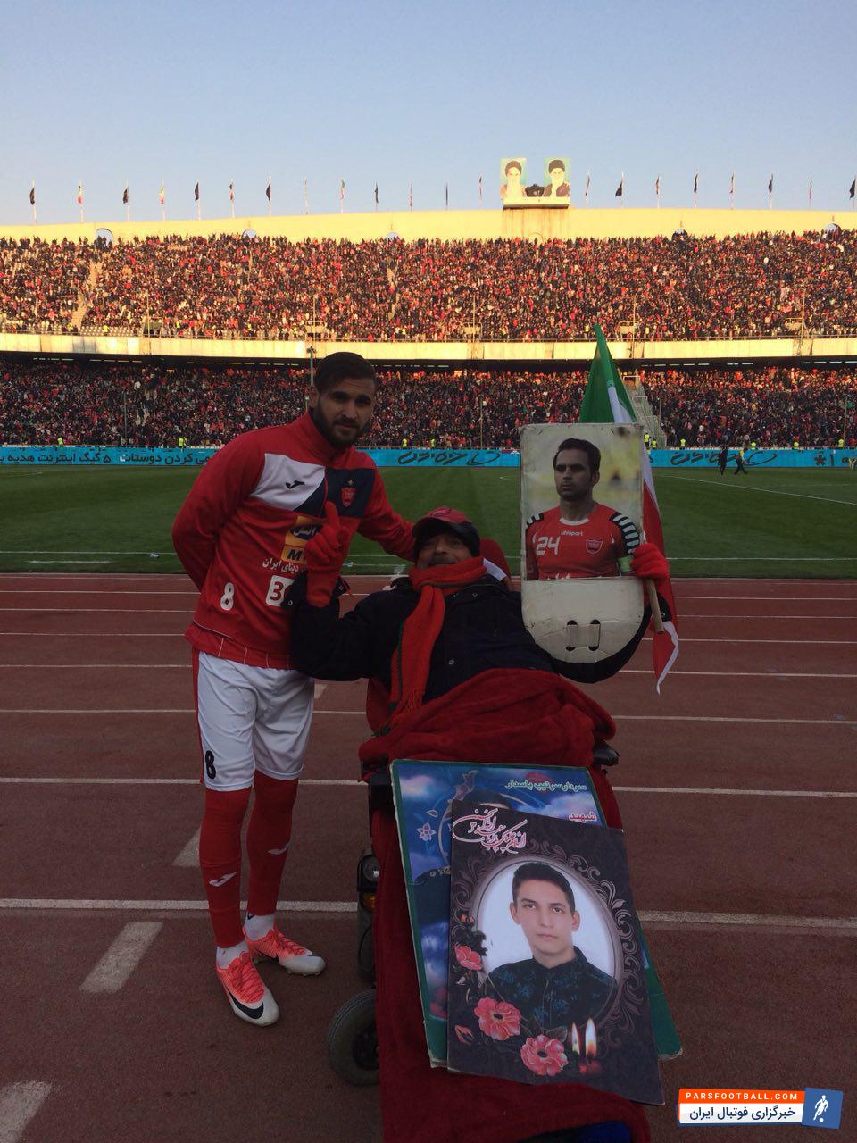 عمو موسی سلامت جانباز پرسپولیسی در حاشیه دیدار پرسپولیس و سپاهان از مسائلی مانند تاخیر در آمدن ماشین آسایشگاه بعد از بازی و در هوای سرد زمستانی گلایه داشت.