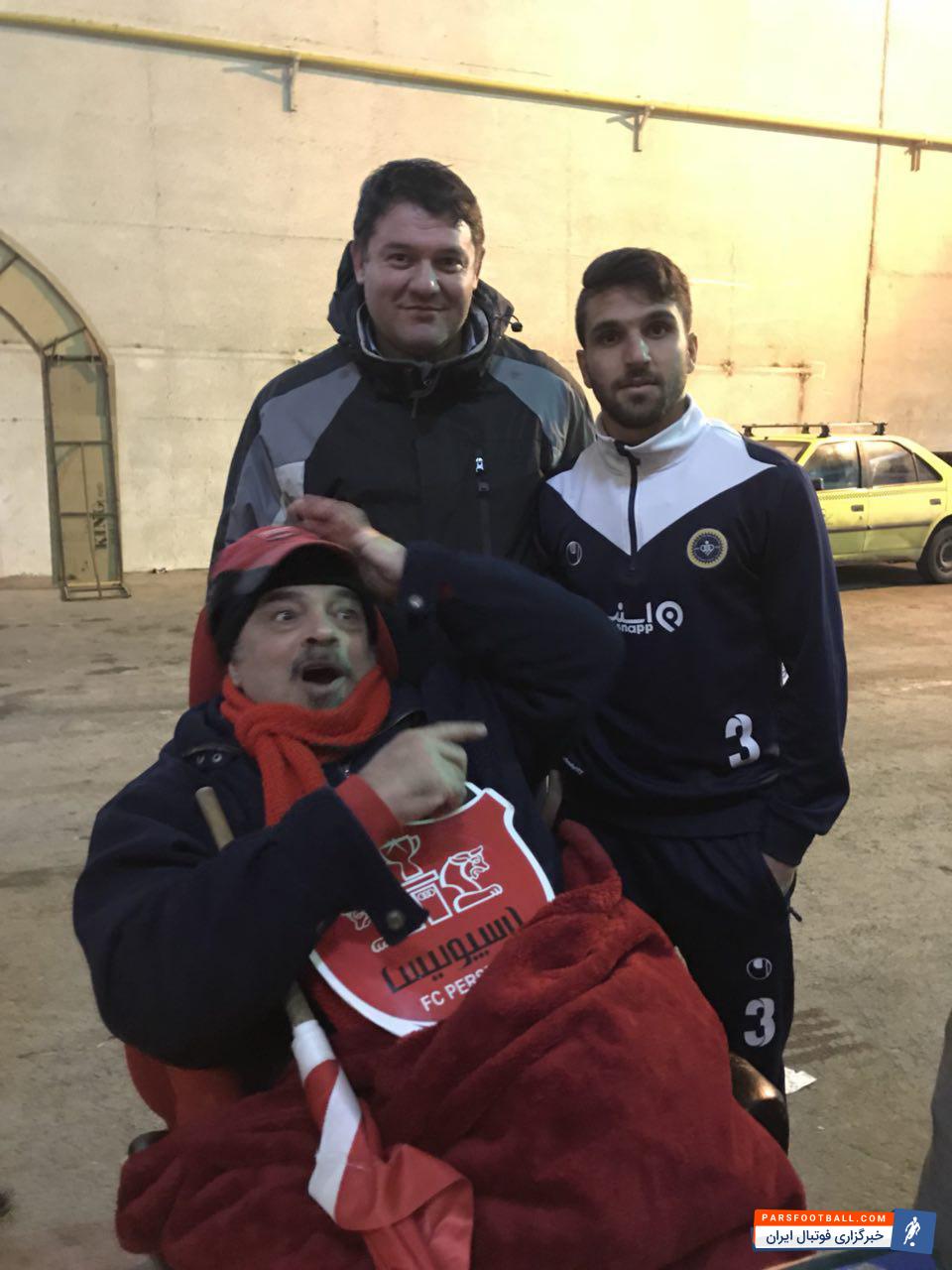 عمو موسی سلامت جانباز پرسپولیسی در حاشیه دیدار پرسپولیس و سپاهان از مسائلی مانند تاخیر در آمدن ماشین آسایشگاه بعد از بازی و در هوای سرد زمستانی گلایه داشت.