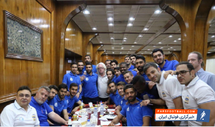 جشن تولد فرشید اسماعیلی ، هافبک خلاق استقلال در اردوی این تیم قبل از دیدار هفته بیست و چهارم با فولاد خوزستان با حضور بازیکنان و کادرفنی برگزار شد.