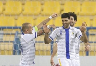 مهدی طارمی - الغرافه - چند تماشاگر ایرانی که برای حمایت از تیم تراکتورسازی راهی ورزشگاه شده بودند، در پایان بازی با مهدی طارمی عکس یادگار انداختند.