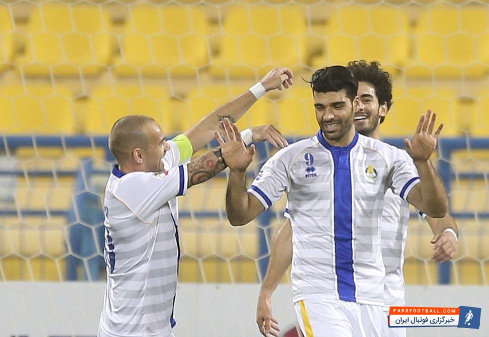 مهدی طارمی - الغرافه - چند تماشاگر ایرانی که برای حمایت از تیم تراکتورسازی راهی ورزشگاه شده بودند، در پایان بازی با مهدی طارمی عکس یادگار انداختند.