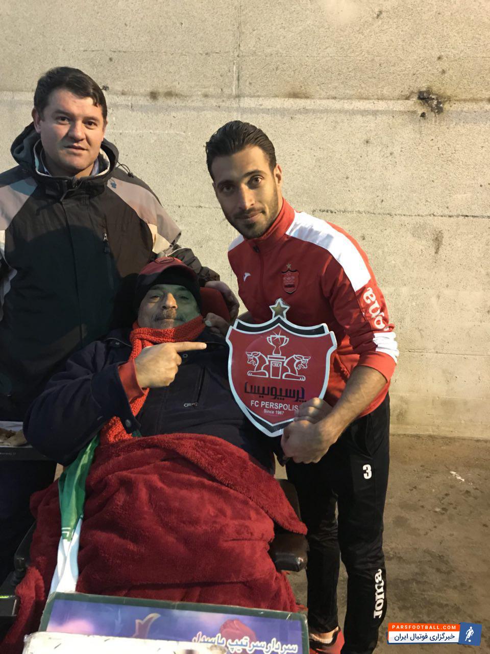 عمو موسی سلامت جانباز پرسپولیسی در حاشیه دیدار پرسپولیس و سپاهان از مسائلی مانند تاخیر در آمدن ماشین آسایشگاه بعد از بازی و در هوای سرد زمستانی گلایه داشت.