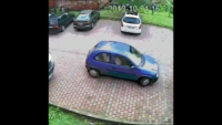 کلیپ جالب از تلاش یک راننده برای خارج کردن اتومبیلش از پارک