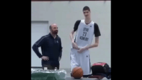کلیپی از عملکرد یک بازیکن بلند قد در مسابقات بسکتبال