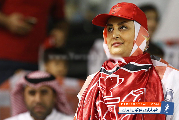 زهرا دختری سیبیلوی استادیوم آزادی در جدال پرسپولیس و تراکتورسازی، اینبار بدون نقاب و گریم در استادیوم جاسم بن حمد به حمایت از تیم محبوبش پرداخت.