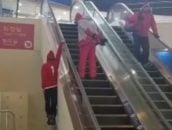 در حاشیه المپیک زمستانی در کره جنوبی؛ بالا رفتن اسکی باز سوئیسی از پله برقی به سبکی جدید