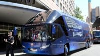 سیل حملات هواداران والنسیا به اتوبوس بارسلونا