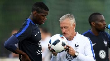 دشان سرمربی تیم فوتبال فرانسه به حمایت از عملکرد پوگبا بازیکن تیم یونایتد پرداخت