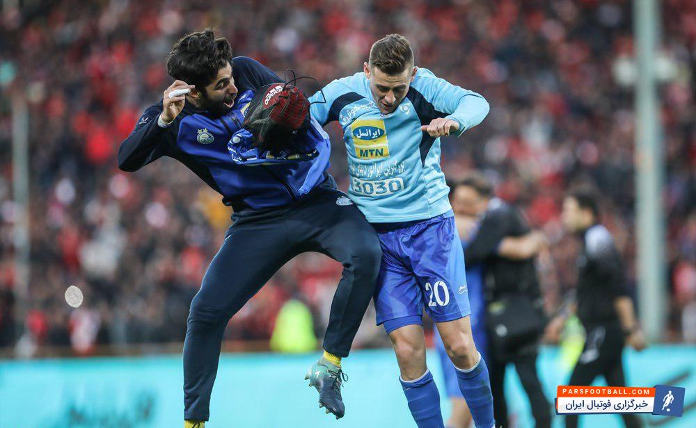 سرور چپاروف در پایان دربی روز گذشته (پنجشنبه) با دروازه بان سوم تیم فوتبال استقلال به سبک مسلمان- احمدزاده مشغول شادی شد.