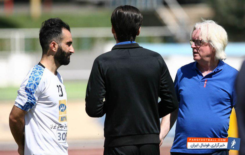 داریوش شجاعیان هافبک استقلال و وینفرد شفر