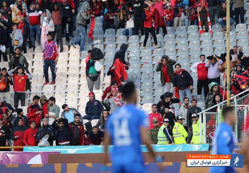 هواداران شاکی پرسپولیس با صدای بلند اعتراض می‌کردند که چرا نمی‌گذارند تمرین را از نزدیک مشاهده کنند و بهتر است بازیکنان جنبه باخت را داشته باشند.