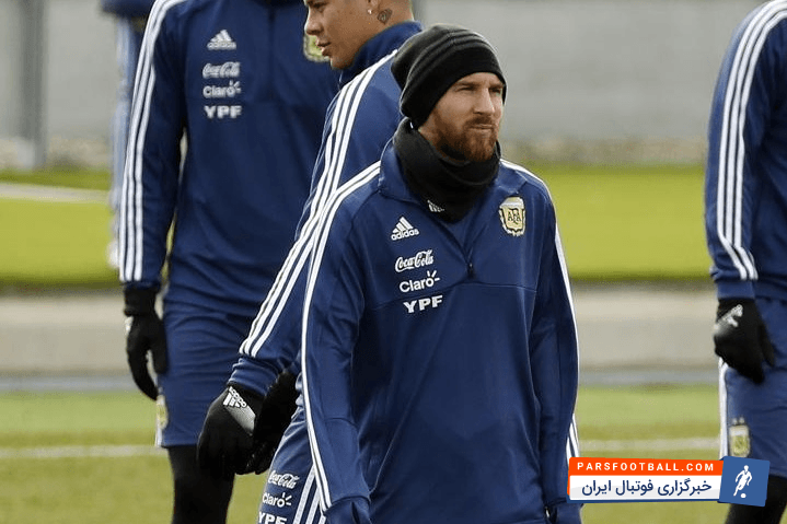 لیونل مسی فوق ستاره آرژانتینی که پیش از این اعلام شده بود به دلیل مصدومیت در دیدار مقابل اسپانیا غایب است امروز (یکشنبه) در تمرینات آلبی سلسته حاضر شد.