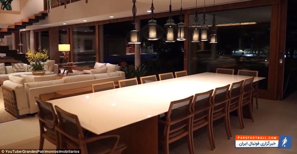 نیمار ستاره برزیلی پاری سن ژرمن برای گذراندن دوران بهبودی در یک عمارت بسیار مجلل سکنی گزید.