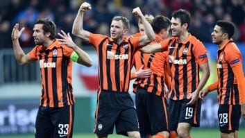 رم ؛ بازیکن تیم شاختار دونتسک در حرکتی زشت توپ جمع کن ورزشگاه المپیکو را هل داد