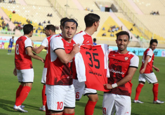 روح‌الله باقری هافبک خونه‌ به‌ خونه در نیمه نهایی جام حذفی در خانه حریف هت‌ تریک کرد تا تیمش را به فینال برساند اما خودش اخطار گرفت.