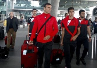 کاروان تیم فوتبال پرسپولیس متشکل از ۲۲ بازیکن راهی دبی شد.برنامه سفر رفت و برگشت کاروان پرسپولیس در آستانه بازی برگشت با الوصل.