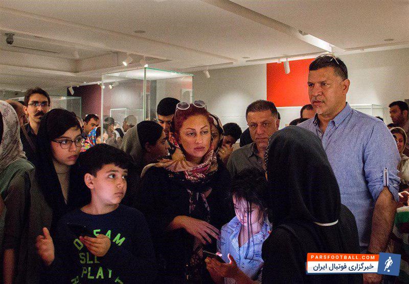 علی دایی مربی و بازیکن سابق تیم ملی ایران روز جمعه به همراه خانواده اش در میان بازدیدکنندگان این نمایشگاه حضور یافت و از آثار موزه لوور در تهران و نمایشگاه عکس عباس کیارستمی بازدید کرد.