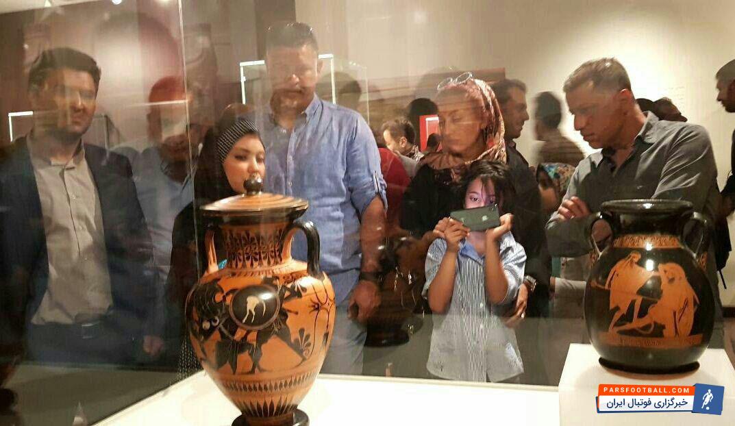 علی دایی مربی و بازیکن سابق تیم ملی ایران روز جمعه به همراه خانواده اش در میان بازدیدکنندگان این نمایشگاه حضور یافت و از آثار موزه لوور در تهران و نمایشگاه عکس عباس کیارستمی بازدید کرد.