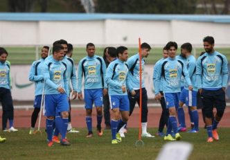 تمرین تیم فوتبال استقلال پس از استراحت یک روزه جهت آماده‌سازی برای دیدار برابر العین امارات از ساعت 11:30 امروز (جمعه) در مجموعه ورزشی صنایع دفاع برگزار شد.