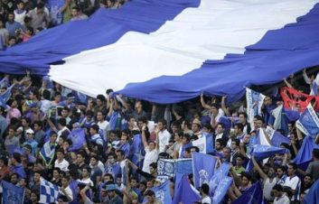 تیم فوتبال استقلال هواداران استقلال - العین - رامین همتی - باشگاه استقلال - صفا هادی - تیم فوتبال استقلال - اسماعیل بهداروند - مامه تیام - هواداران استقلال تیم استقلال - محسن محمدیان