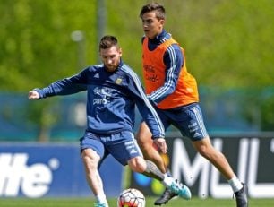 مسی بازیکن تیم ملی فوتبال آرژانتین گفت:با این شرایط بازی کردن من و دیبالا کنار هم دشوار می شود زیرا من به ندرت به سمت چپ حرکت می کنم اما در سمت راست ما فضای زیادی از زمین را پیش روی خودمان می بینیم.