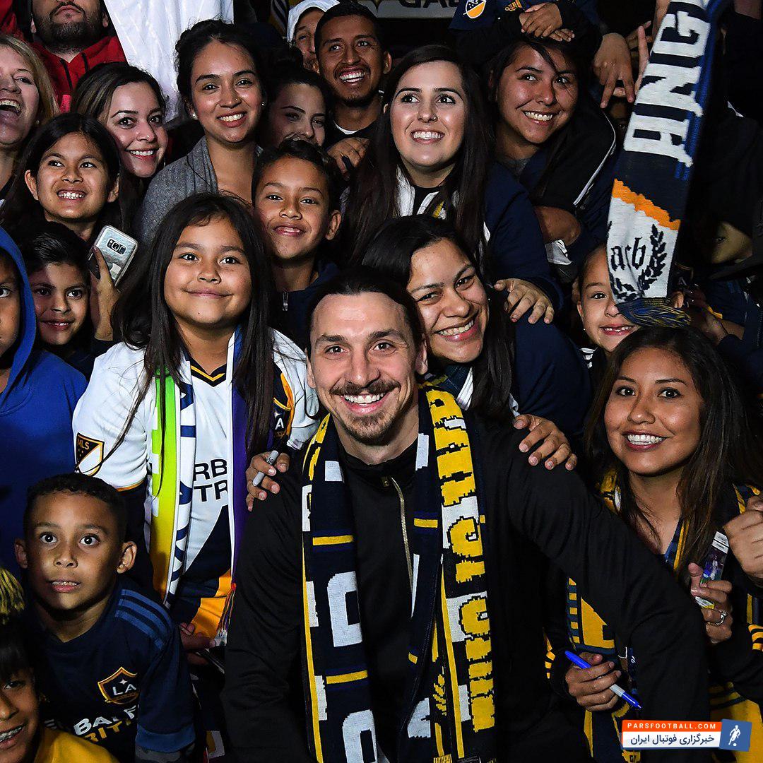 زلاتان بازیکن تیم فوتبال لس آنجلس گلگسی عکسی به یادگار با هواداران این تیم انداخت