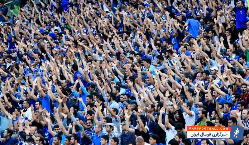 تشویق بازیکنان و مربی استقلال توسط تماشاگران