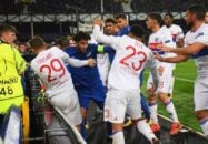 فوتبال ؛ درگیری و کتک کاری بین بازیکنان فوتبال با هواداران در مستطیل سبز