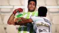 درگیری بازیکنان با یک تماشاگر در لیگ دسته دوم ایران