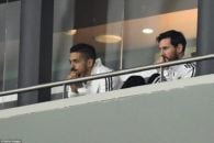 لیونل مسی بعد از بازی تلاش کرد تا به همبازیان خود در تیم ملی آرژانتین روحیه دهد