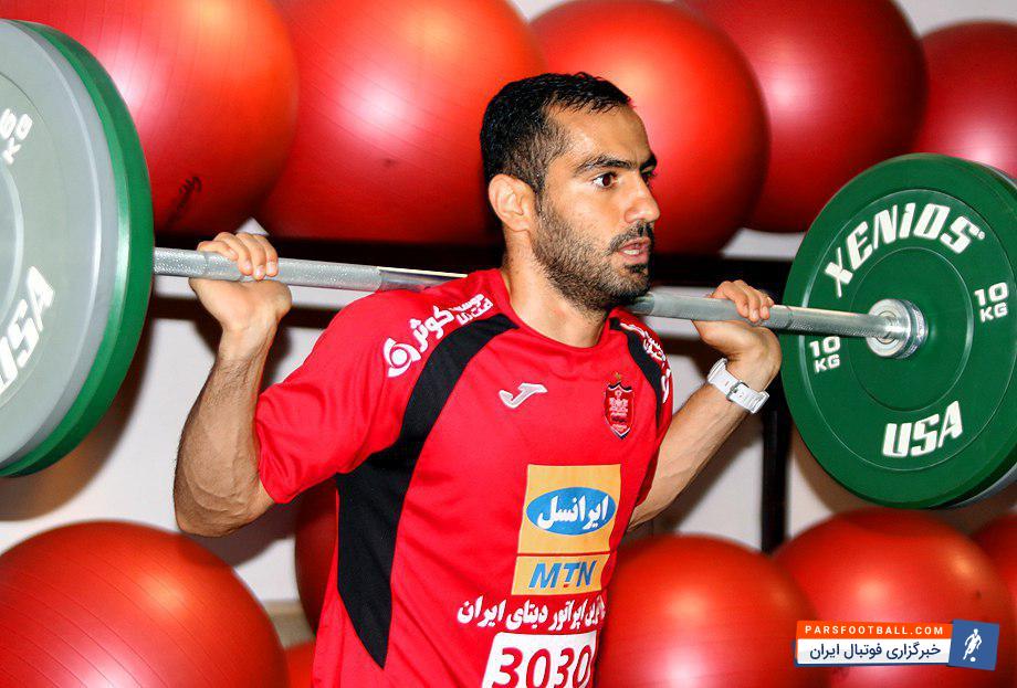 ربیع خواه - ربیع خواه هافبک محجوب تیم پرسپولیس باید پایش را به تیغ جراحان بسپارد اما با نظر کادر پزشکی و توصیه مارکو بدنساز این تیم، او فعلا تمرینات بدنسازی را پشت سر می گذارد تا پس از رفع التهاب پا، عمل کند.