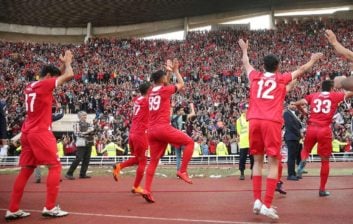 بازی نساجی و راه آهن با نتیجه 6-0 به پایان رسید و پر از جذابیت و هیجان بود اما داستان اصلی پس از بازی آغاز شد صعود دراماتیک نساجی به لیگ برتر فوتبال ایران صحنه های جذابی را در ورزشگاه تختی خلق کرد.