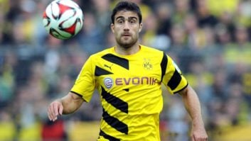 سوکراتیس مدافع تیم فوتبال دورتموند مورد توجه باشگاه فوتبال آرسنال انگلیس قرار دارد