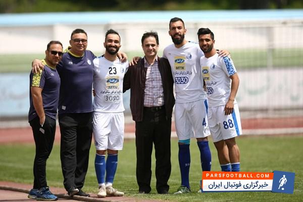 تیم فوتبال استقلال از ساعت 12 امروز (چهارشنبه) در ورزشگاه صنایع دفاع تهران تمرینات خود را برای بازی با سپاهان پیگیری کرد.وریا غفوری امروز به همراه فرزند خود در تمرین استقلال حاضر شده بود و به همین علت بازیکنان با پسر وی شوخی میکردند