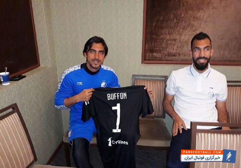 سیدمهدی رحمتی ، دروازهبان تیم استقلال از پیراهن بوفون دروازهبان یوونتوس ایتالیا رونمایی کرد، پیراهنی که کریم انصاریفرد، مهاجم تیم ملی کشورمان چندی پیش از بوفون گرفته و به رحمتی داده بود.