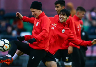 سردار آزمون بازیکن ایرانی کشورمان در لیگ روسیه همچنان در مرکز توجهات است.سردار آزمون در تمرین تیمش در حضور دانش آموزان ابتدایی یک مدرسه کازان مورد توجه قرار گرفت و با آنها عکس یادگاری گرفت.